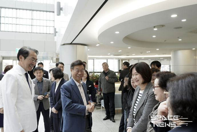 신상진 성남시장이 31일 성남시의료원을 방문해 내방 환자와 가족들을 만나 이야기 나누고 있다.