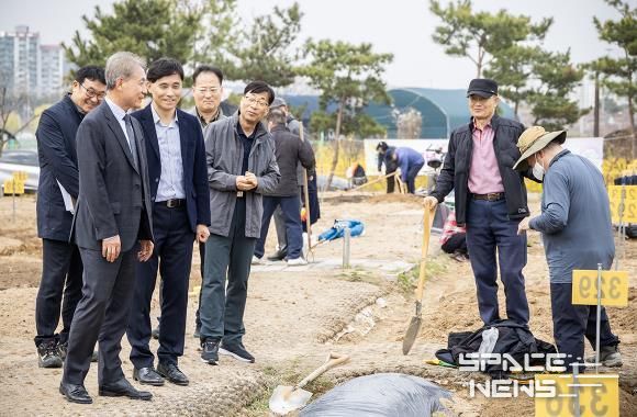 윤환 구청장, ‘계양실버농장’ 개장 현장 방문