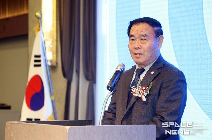 이재식 수원특례시의회 의장이 1일 라메르아이 수원 컨벤션홀에서 열린 ‘수원도시공사노동조합 창립 25주년 기념식 및 제13대 위원장 취임식’에서 축사를 하고 있다.