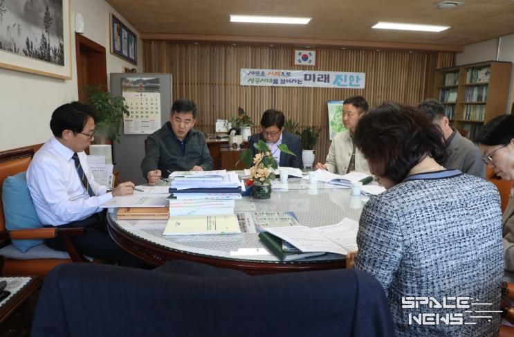 진안군 비상경제 TF가동 민생안정 총력(회의 사진).