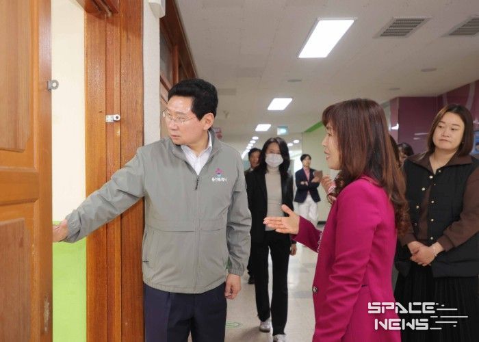 이상일 용인특례시장이 3일 한빛초 도서관 조성 현장을 방문해 추진 현황을 점검했다