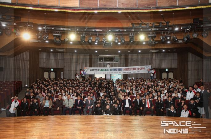 (앞줄 좌측 중앙) 태권도시범단과 단체사진 촬영하는 주광덕 시장