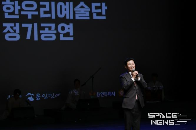 이상일 용인특례시장이 5일 수지구 용인평생학습관 큰어울마당에서 열린 ‘한우리예술단 정기공연’에서 인사말을 하고 있다