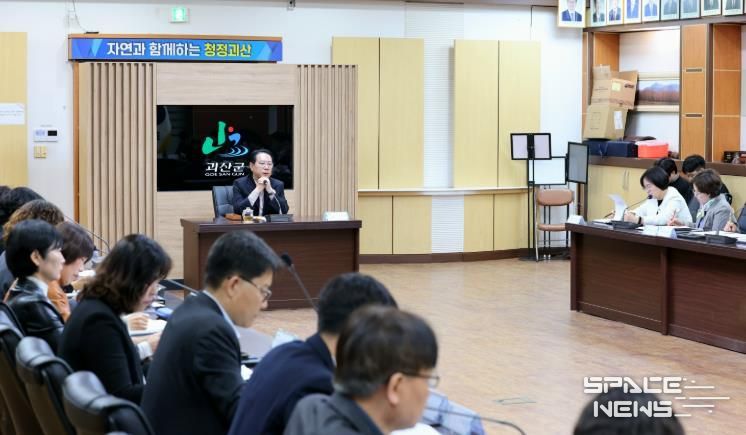 송인헌 괴산군수가 6일 군청 중회의실에서 확대간부회의를 주재하고 있다