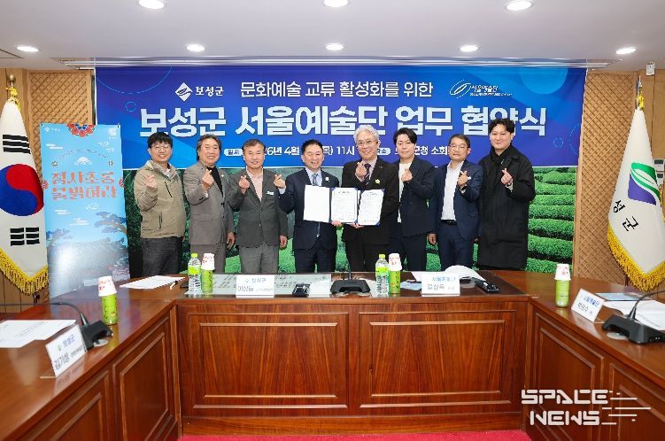 보성군, 서울예술단 ‘청사초롱 불 밝혀라’ 공연 협약 체결_보성군과 서울예술단이 창작가무극 ‘청사초롱 불 밝혀라’의 공연 개최를 위한 업무협약을 체결했다(왼쪽에서 네 번째_보성군 부군수 이상철, 다섯 번째_서울예술단 단장 류상록)