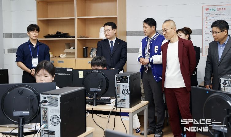 7일 광주소프트웨어마이스터고에서 진행한 광주기능경기대회 모바일로보틱스 종목에서 학생들이 로봇을 조립 및 코딩하고 있다.