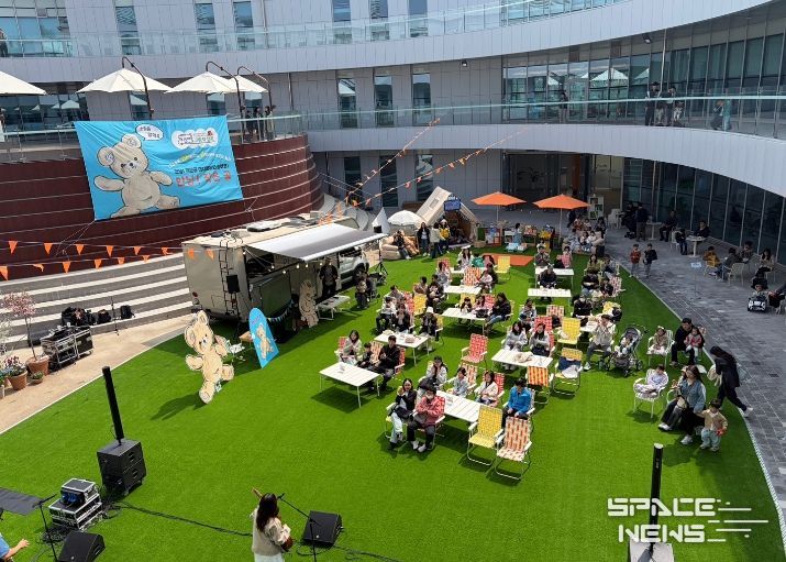 4월 11일. 4월 문화행사로 야외도서관 그림책 캠핑이 평생교육원 중정에서 펼쳐지고 있다.