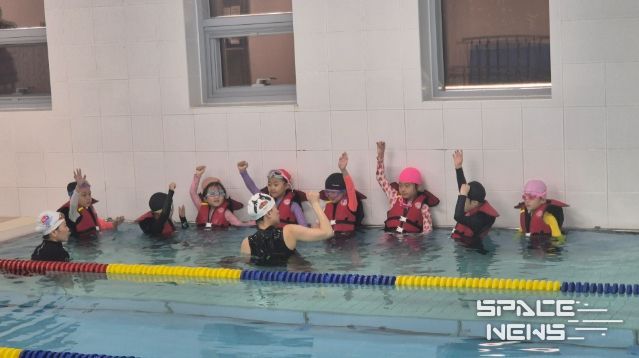 4월 14일 반디비 빙상장 수중운동실에서 열린 생존수영 교육 모습