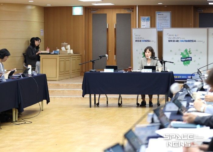 최혜민 광명시장 권한대행(부시장)이 15일 시청 대회의실에서 열린 '2050 탄소중립녹색성장위원회 제1차 정기회의'를 주재하고 있다.