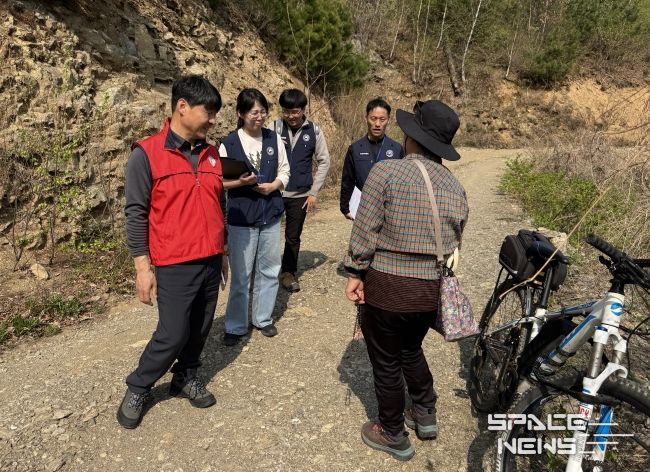 산림 이용객 계도 중인 송준호 북부지방산림청장