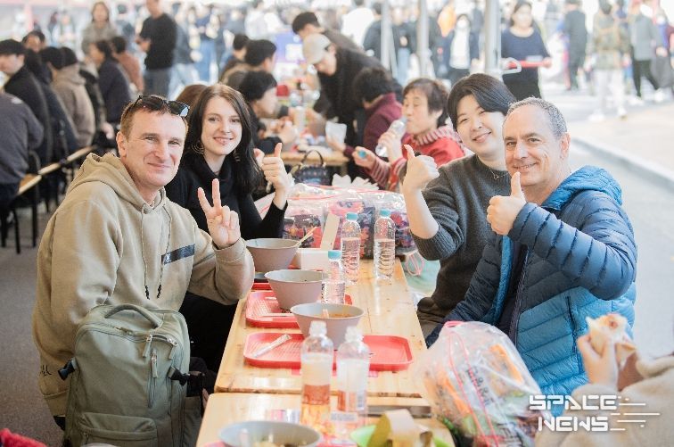 라면축제'(35만명)(라면을 즐기는외국인 방문객)